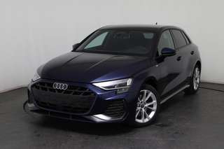 Schräge Frontansicht auf einen Audi A3 , freigestellt
