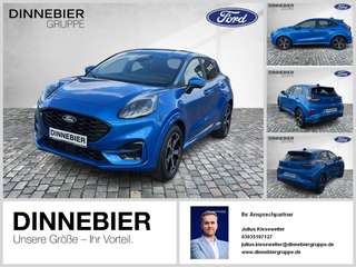 Schräge Frontansicht auf einen Ford Puma , freigestellt
