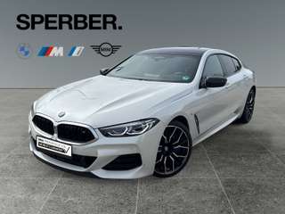 Schräge Frontansicht auf einen BMW 8er-Reihe , freigestellt