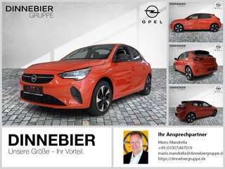 Schräge Frontansicht auf einen Opel Corsa , freigestellt