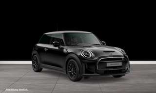 Schräge Frontansicht auf einen MINI COOPER SE , freigestellt