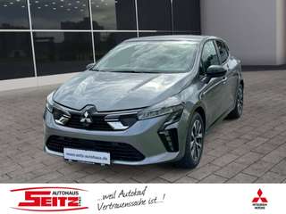 Schräge Frontansicht auf einen Mitsubishi Colt , freigestellt