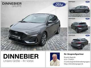 Schräge Frontansicht auf einen Ford Focus , freigestellt