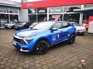 Schräge Frontansicht auf einen Kia Sportage , freigestellt