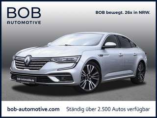 Schräge Frontansicht auf einen Renault Talisman , freigestellt