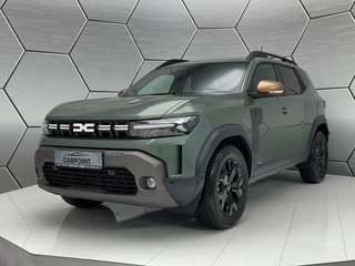 Schräge Frontansicht auf einen Dacia Duster , freigestellt