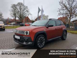 Schräge Frontansicht auf einen Renault 4 E-TECH , freigestellt