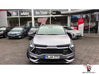 Schräge Frontansicht auf einen Kia Sportage , freigestellt