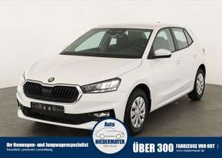 Schräge Frontansicht auf einen Skoda Fabia , freigestellt