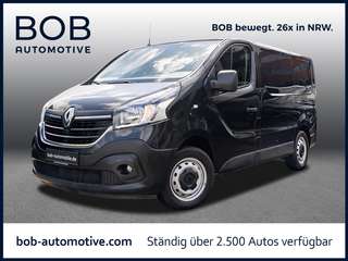 Schräge Frontansicht auf einen Renault Trafic , freigestellt
