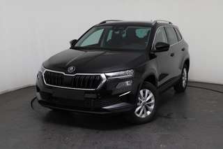 Schräge Frontansicht auf einen Skoda Karoq , freigestellt