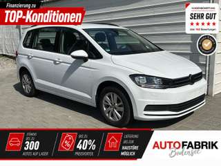 Schräge Frontansicht auf einen Volkswagen Touran , freigestellt