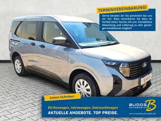 Schräge Frontansicht auf einen Ford Tourneo Courier , freigestellt