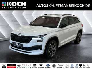 Schräge Frontansicht auf einen Skoda Kodiaq , freigestellt