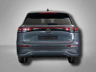 Schräge Frontansicht auf einen Volkswagen Tayron , freigestellt