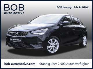 Schräge Frontansicht auf einen Opel Corsa , freigestellt