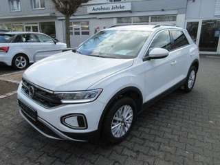 Schräge Frontansicht auf einen Volkswagen T-Roc , freigestellt