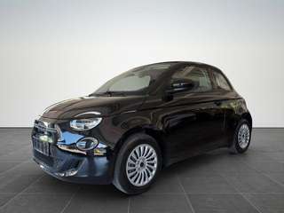 Schräge Frontansicht auf einen Fiat 500 , freigestellt