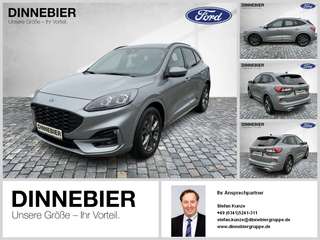 Schräge Frontansicht auf einen Ford Kuga , freigestellt