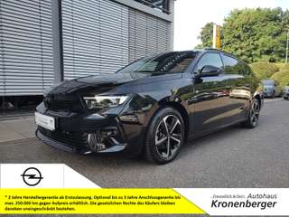 Schräge Frontansicht auf einen Opel Astra , freigestellt