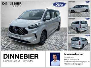 Schräge Frontansicht auf einen Ford Tourneo Custom , freigestellt
