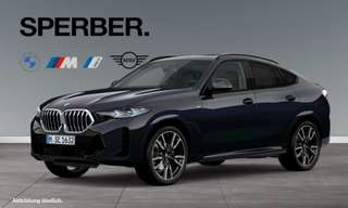 Schräge Frontansicht auf einen BMW X6 , freigestellt