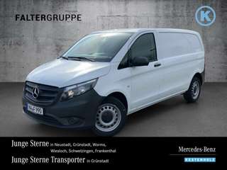 Schräge Frontansicht auf einen Mercedes-Benz Vito , freigestellt