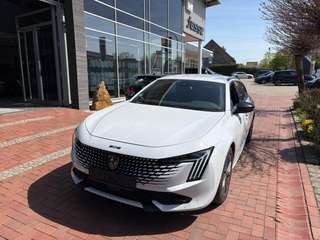 Schräge Frontansicht auf einen Peugeot 508 , freigestellt