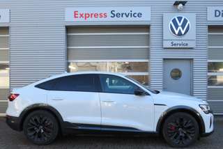 Schräge Frontansicht auf einen Audi Q8 e-tron , freigestellt