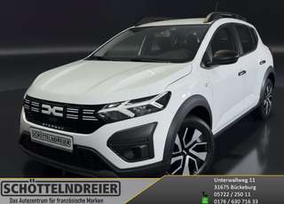 Schräge Frontansicht auf einen Dacia Sandero , freigestellt