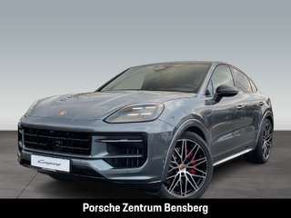 Schräge Frontansicht auf einen Porsche Cayenne , freigestellt