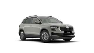 Schräge Frontansicht auf einen Skoda Karoq , freigestellt