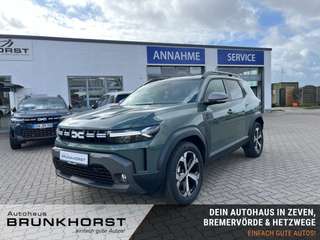 Schräge Frontansicht auf einen Dacia Duster , freigestellt