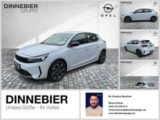 Schräge Frontansicht auf einen Opel Corsa , freigestellt