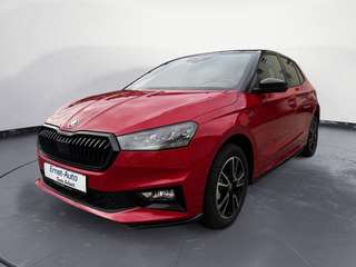 Schräge Frontansicht auf einen Skoda Fabia , freigestellt