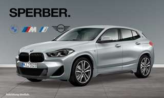 Schräge Frontansicht auf einen BMW X2 , freigestellt