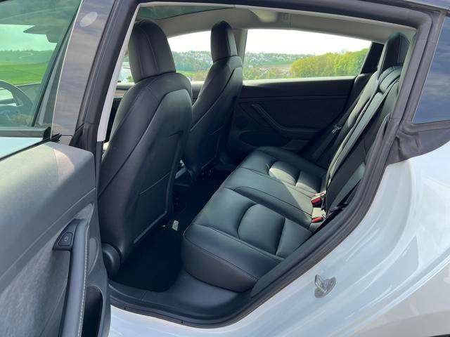 Fahrzeugbild eines TESLA Model 3