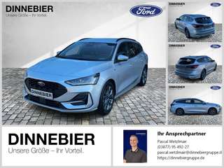 Schräge Frontansicht auf einen Ford Focus , freigestellt