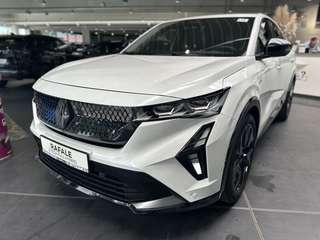 Schräge Frontansicht auf einen Renault Rafale , freigestellt