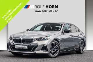 Schräge Frontansicht auf einen BMW i5 , freigestellt