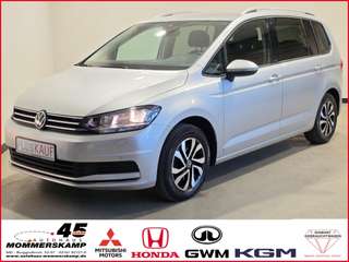Schräge Frontansicht auf einen Volkswagen Touran , freigestellt