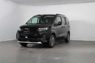 Schräge Frontansicht auf einen Opel Combo , freigestellt