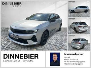 Schräge Frontansicht auf einen Opel Astra , freigestellt