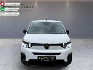 Schräge Frontansicht auf einen Citroën Berlingo , freigestellt