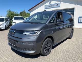 Schräge Frontansicht auf einen Volkswagen Multivan , freigestellt