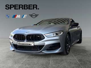Schräge Frontansicht auf einen BMW 8er-Reihe , freigestellt