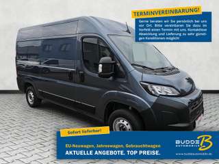 Schräge Frontansicht auf einen Fiat Ducato , freigestellt