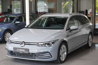 Schräge Frontansicht auf einen Volkswagen Golf , freigestellt