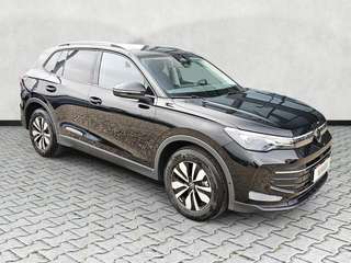 Schräge Frontansicht auf einen Volkswagen Tiguan , freigestellt