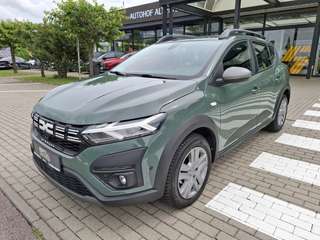 Schräge Frontansicht auf einen Dacia Sandero , freigestellt